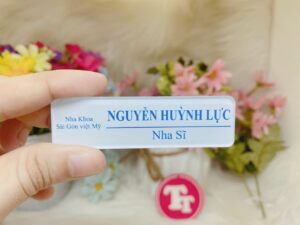bảng tên nhân viên
