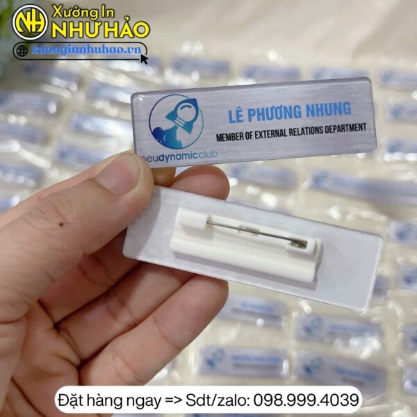 bảng tên nhân viên cài áo