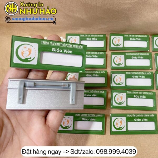 bảng tên nhân viên cài áo