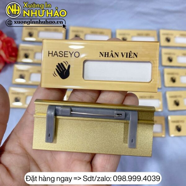 bảng tên nhân viên cài áo