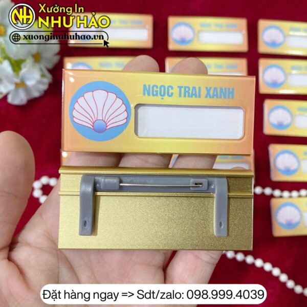 bảng tên nhân viên cài áo