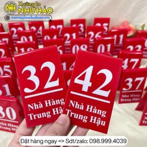 làm thẻ số bàn mica