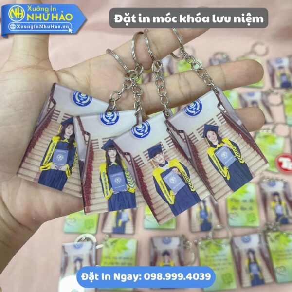 Đặt In Móc Khóa Lưu Niệm Theo Yêu Cầu Tại Xưởng Như Hảo - In UV Sắc Nét, Chất Liệu Mica, Nhựa Và Alu Gương