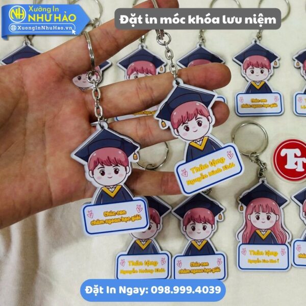 Đặt In Móc Khóa Lưu Niệm Theo Yêu Cầu Tại Xưởng Như Hảo - In UV Sắc Nét, Chất Liệu Mica, Nhựa Và Alu Gương