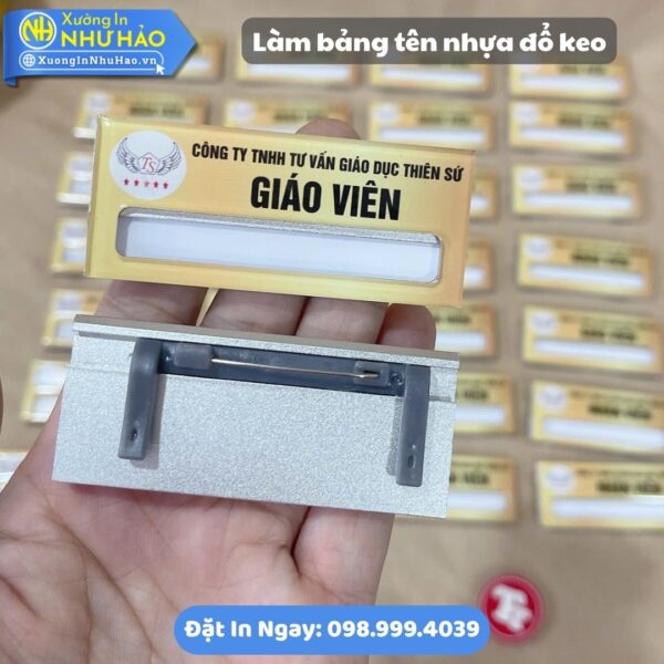 Xưởng Làm Bảng Tên Nhựa Đổ Keo Cao Cấp, In Logo Sắc Nét, Bền Đẹp. Giải Pháp Cài Áo Nam Châm Và Ghim Cài Tiện Lợi, Bảo Vệ Đồng Phục, Tăng Nhận Diện Thương Hiệu