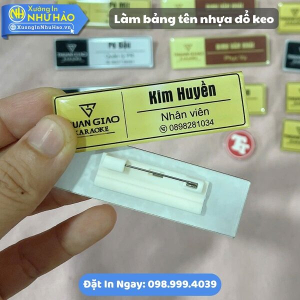 Xưởng Làm Bảng Tên Nhựa Đổ Keo Cao Cấp, In Logo Sắc Nét, Bền Đẹp. Giải Pháp Cài Áo Nam Châm Và Ghim Cài Tiện Lợi, Bảo Vệ Đồng Phục, Tăng Nhận Diện Thương Hiệu
