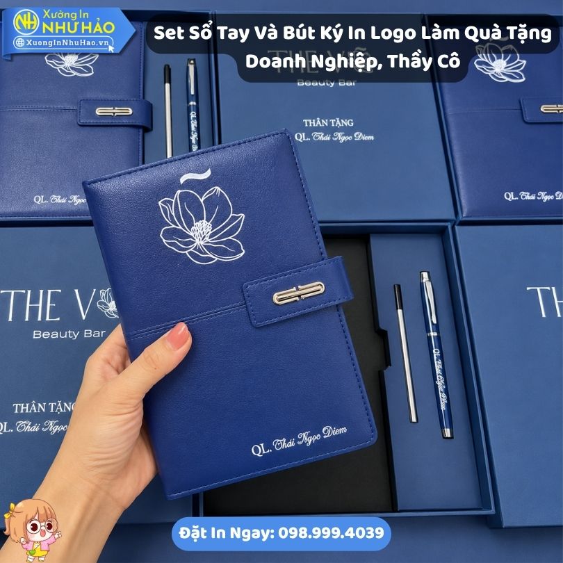 Set So Tay Va But Ky In Logo Lam Qua Tang Doanh Nghiep, Thay Co 2 Set Sổ Tay Và Bút Ký In Logo Làm Quà Tặng Doanh Nghiệp, Thầy Cô Theo Yêu Cầu - Bộ Quà Tặng Tri Ân Đẹp Và Sang Trọng Tại Xưởng In Như Hảo