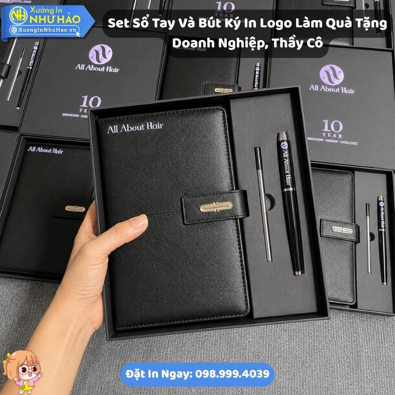 Set So Tay Va But Ky In Logo Lam Qua Tang Doanh Nghiep, Thay Co 4 Set Sổ Tay Và Bút Ký In Logo Làm Quà Tặng Doanh Nghiệp, Thầy Cô Theo Yêu Cầu - Bộ Quà Tặng Tri Ân Đẹp Và Sang Trọng Tại Xưởng In Như Hảo